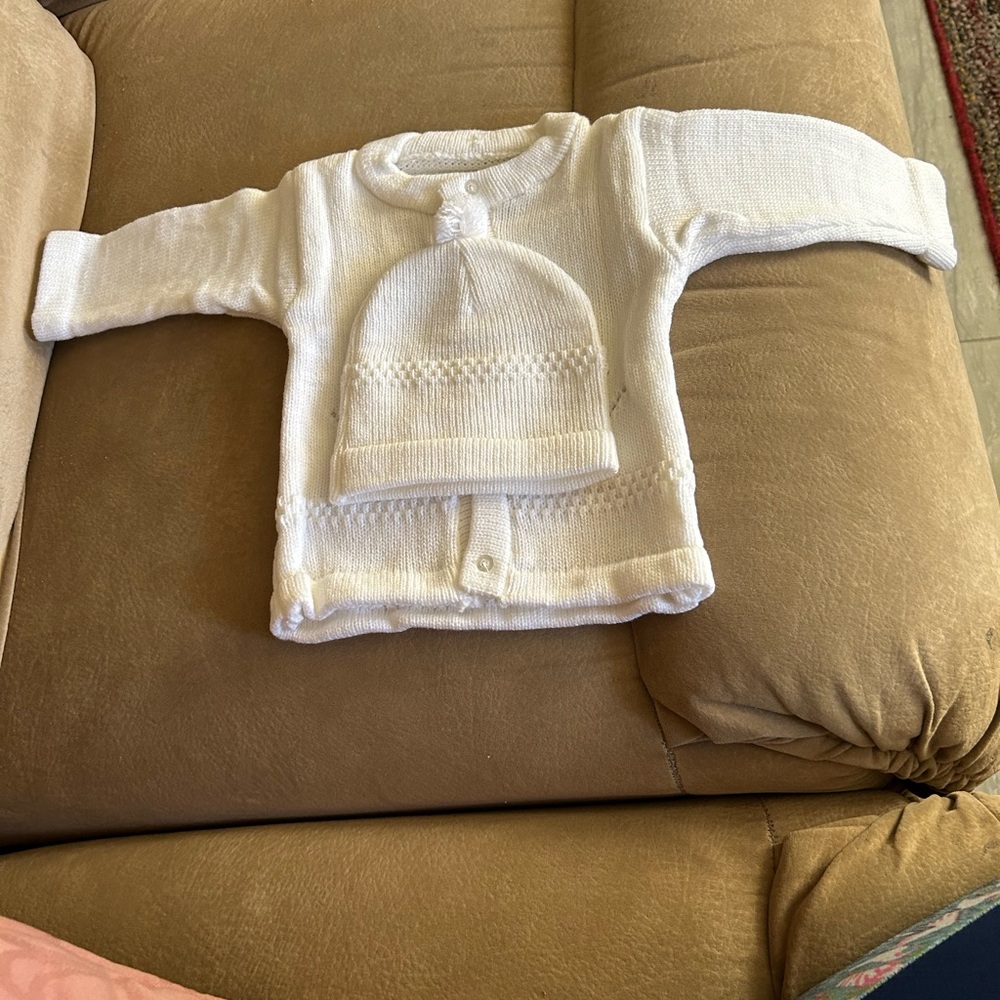 NEWBORN BABY SWEATER WITH HAT INCLUDED - Picture 3 of 6